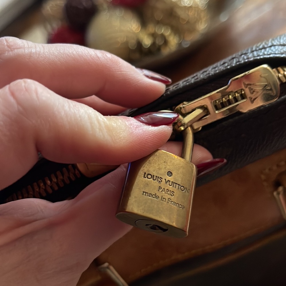 LV Authentic purse - Picture 5 of 11